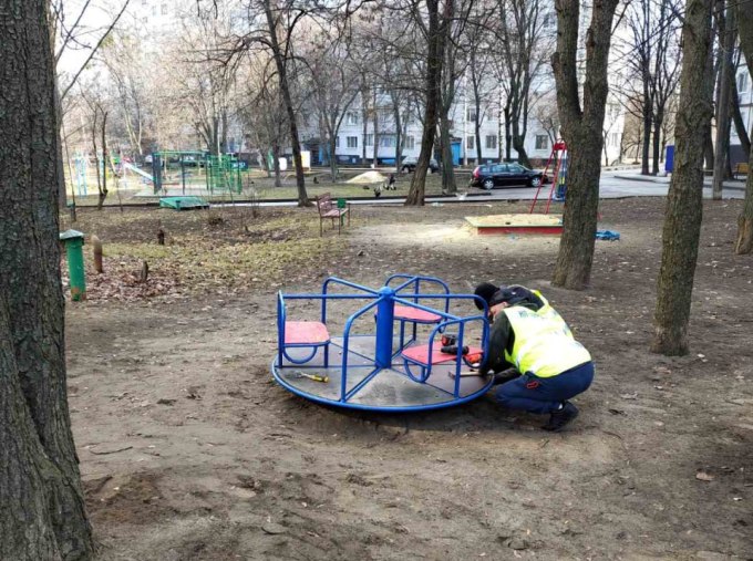 У Харкові ремонтують дитячі та спортивні майданчики у всіх районах міста (фото)